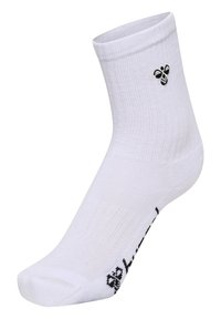 Vit ankelsocka med ribbad textur, med en svart bi-logotyp nära toppen och svart text längs sidan.