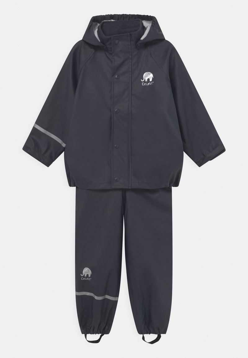 Dunkelblauem wasserdichtem Regenjacke mit Kapuze und reflektierenden Streifen, kombiniert mit passenden Hosen mit elastischen Bündchen. Beide Teile sind mit einem Logo versehen.