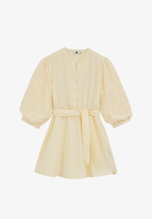 Robe à rayures jaunes avec col en V, boutons à l'avant et manches bouffantes. Comprend une taille ceinturée et une jupe évasée. Fabriquée en tissu léger.