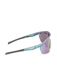 Futuristiska sportsolglasögon med omslutande design, lila tonade linser och metallisk teal-grå kantig ram med ventilerade skalmar.