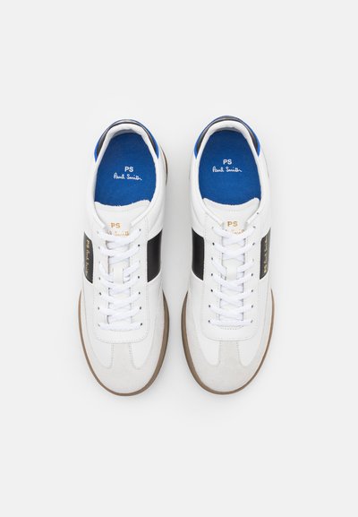 Weiße Sneakers aus glattem Leder, mit schwarzen Seitenstreifen, Wildlederakzenten und blauen Innensohlen mit goldener Markenkennzeichnung. Klassisches Schnürdesign.