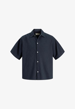 Chemise bleu marine foncé à manches courtes boutonnée, col pointu, avec des boutons blancs sur le devant et un ourlet droit.