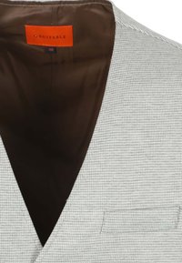 Helles graues Weste mit kleinem Strukturmuster, V-Ausschnitt und brauner Satin-Innenseite. "Suitable" Markenlabel innen sichtbar.