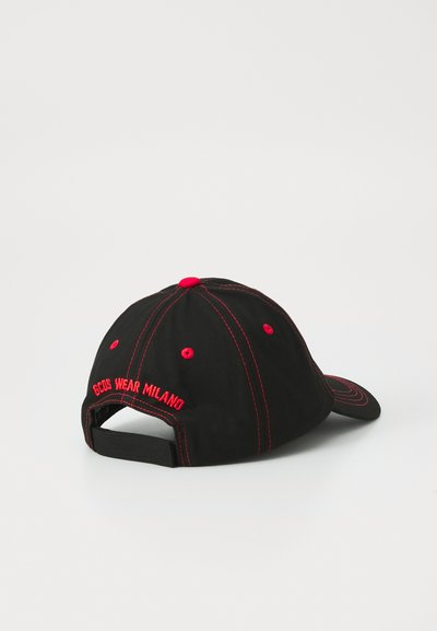 Casquette noire en mélange de coton avec des coutures rouges. Elle dispose d'une sangle ajustable et d'un "Egos Wear Milano" brodé à l'arrière.