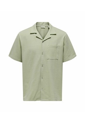 Chemise texturée vert clair à manches courtes avec boutons, col camp et une poche poitrine unique.