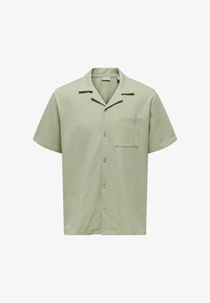 Chemise texturée vert clair à manches courtes avec boutons, col camp et une poche poitrine unique.