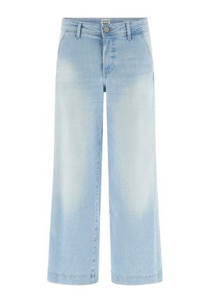 Svetlo modre kavbojke širokih hlačnic z zankami za pas, sprednjim gumbom in zbledelimi detajli na stegnih in kolenih.