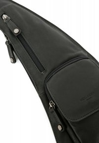 Borsa a tracolla in pelle nera con texture morbida, dotata di due tasche con zip e accessori con marchio.