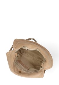 Borsa in suede beige con tracolla a catena, caratterizzata da un esterno morbido, un interno spazioso e una foderatura in tessuto beige con tasca con zip.