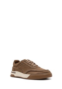 Sneaker in pelle marrone con punta arrotondata, dettagli perforati, lacci piatti e suola bianca testurizzata. Accentuato da una sottile cucitura laterale.