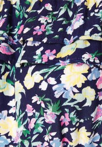 Kwiatowy materiał w niebieskie, różowe, żółte i zielone wzory na granatowym tle. Zmarszczona tekstura z warstwowymi detalami.