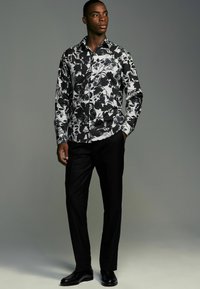 Next PRINTED SINGLE CUFF- REGULAR FIT - Skjorter - black white floral
