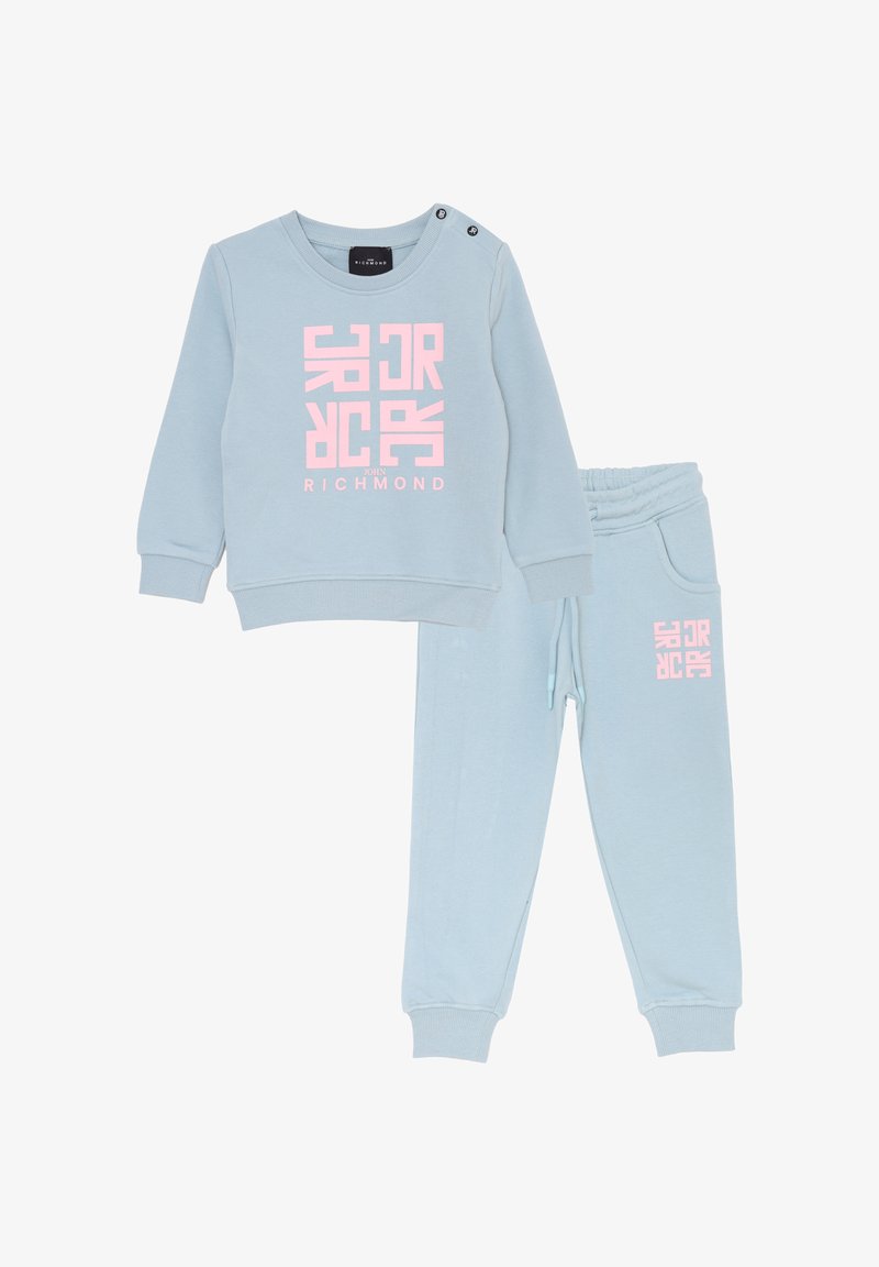 Completo felpa e pantaloni tuta per bambini in blu chiaro, con il logo rosa "John Richmond" sul davanti e sulla tasca dei pantaloni, dotato di bottoni sulle spalle.