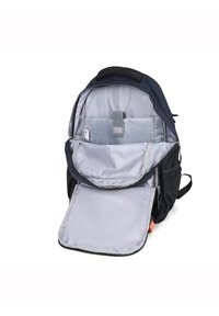 Zaino nero con interno grigio. Caratterizzato da più scomparti, una tasca frontale e una sezione imbottita per dispositivi elettronici. Chiusure a zip.