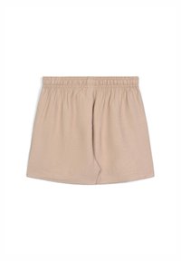 Pantaloni corti beige, leggeri, con un elastico in vita, caratterizzati da una texture morbida e una vestibilità ampia. Design semplice, senza pattern o accenti visibili.