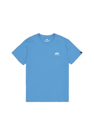 T-shirt in cotone blu con collo a giro, con un piccolo logo bianco sul petto e un'etichetta nera sul maniche sinistro.