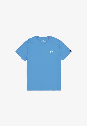 Blauwe katoenen t-shirt met een ronde hals, met een klein wit logo op de borst en een zwart label op de linkermouw.