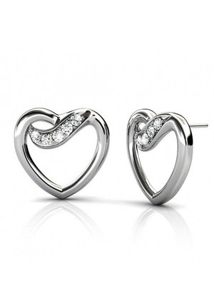 Orecchini a forma di cuore in argento presentano un design liscio e lucido con un accentuazione a onda e dettagli in pietra trasparente lungo il bordo interno.