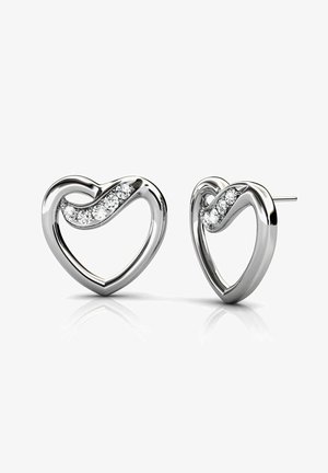 Orecchini a forma di cuore in argento presentano un design liscio e lucido con un accentuazione a onda e dettagli in pietra trasparente lungo il bordo interno.