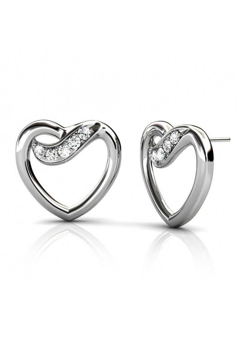 Orecchini a forma di cuore in argento presentano un design liscio e lucido con un accentuazione a onda e dettagli in pietra trasparente lungo il bordo interno.