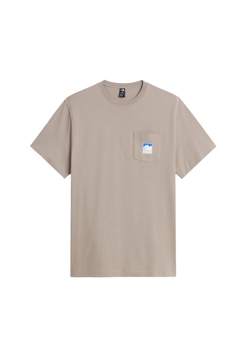 Camiseta beige de algodón de manga corta con un bolsillo delantero en el pecho que presenta un pequeño parche con un logo de montaña azul y blanco.