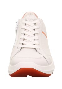 Sneaker in pelle bianca con punta rotonda, chiusura con lacci e striscia arancione. Presenta una linguetta testurizzata e suola in gomma con tacco arancione.
