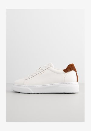 Weiße Ledersneaker mit einem strukturierten braunen Akzent an der Ferse. Verfügt über eine flache weiße Sohle und ein dezentes Markenlogo an der Seite.