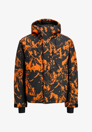 Chaqueta con un diseño en negro y naranja, con un alto cuello, capucha ajustable y bolsillos con cremallera. Fabricada con material resistente al agua.
