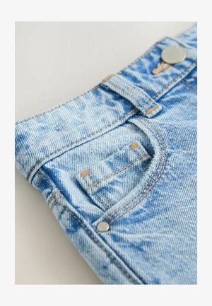 Vaqueros de mezclilla azul claro con textura desgastada, que presentan un bolsillo frontal, costuras de cobre y un cierre de botón plateado en la cintura.