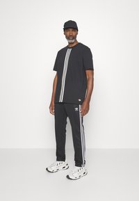 adidas Originals HACK - Print T-shirt - black - Zalando