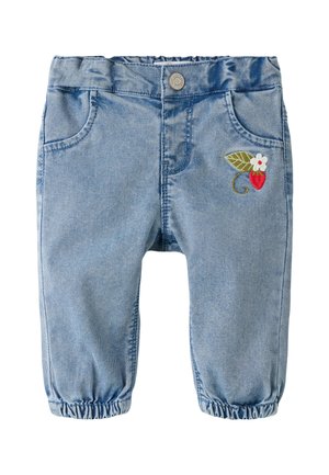Pantalones de mezclilla para niño pequeño en azul claro, con puños elásticos, bolsillos frontales, cierre de botón y una pequeña fresa roja bordada con hoja verde y flor blanca.
