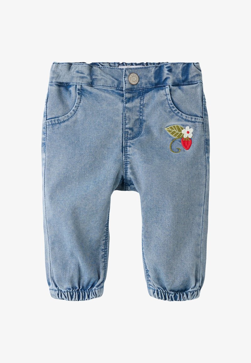 Lyseblå denimbukser til småbørn med elastiske manchetter, forlommer, knaplukning og en lille broderet rød jordbær med grønt blad og hvid blomst.