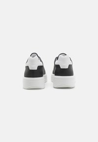 Steve Madden FYNNER - Tenisice - black/white