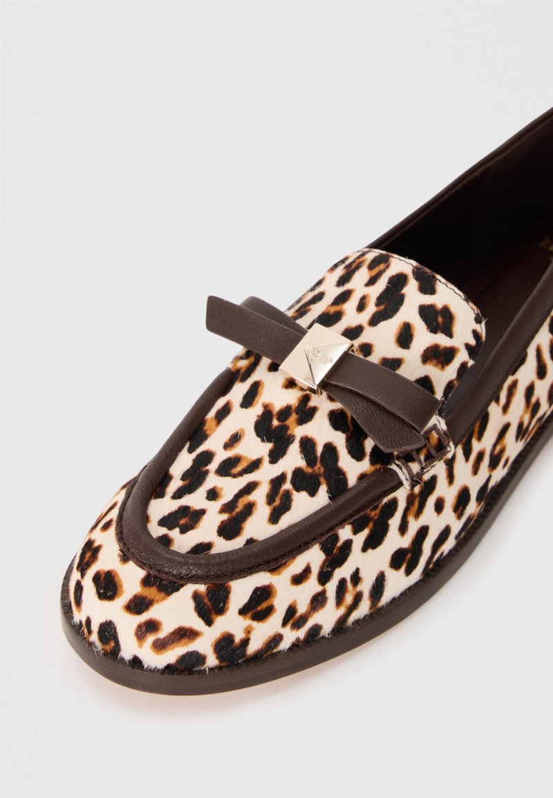 Ballerinas mit Leopardenmuster aus weichem Material, braunem Lederbesatz und einer Schleifenapplikation mit einem silbernen Logo auf dem Blatt.