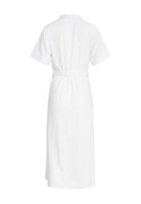Witte linnen jurk, korte mouwen, kraag, taille met ceintuur, middellange lengte, gladde textuur, minimalistisch ontwerp, geen zichtbare patronen of accenten.