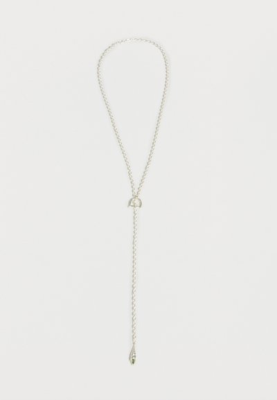 Ασημένιο κολιέ με αλυσίδα, ρυθμιζόμενο κούμπωμα και ένα μικρό μενταγιόν σε σχήμα σταγόνας στο τέλος της αιωρούμενης αλυσίδας.