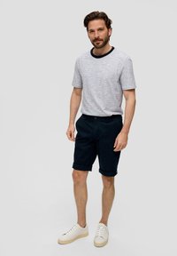 s.Oliver BERMUDA PHOENIX REGULAR FIT  TAILLE MI-HAUTE STRAIGHT LEG - Shorts - navy