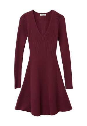 Abito bordeaux a costine con maniche lunghe, scollatura a V e gonna svasata, caratterizzato da un tessuto strutturato e spacchi laterali per un tocco di dettaglio in più.