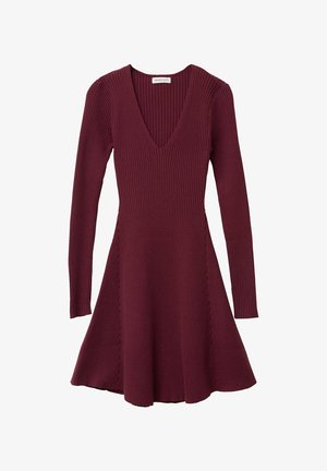 Bordeaux geribbelde jurk met lange mouwen, een V-hals en een uitlopende rok, voorzien van textiel en zijslits voor extra detail.