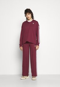 adidas Originals 3 STRIPES - Potiskana majica - victory crimson