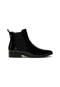 Botas Chelsea de charol negro con paneles laterales elásticos, punta afilada, tacón bajo y un tirador para facilitar su uso. Acento dorado en el tacón.