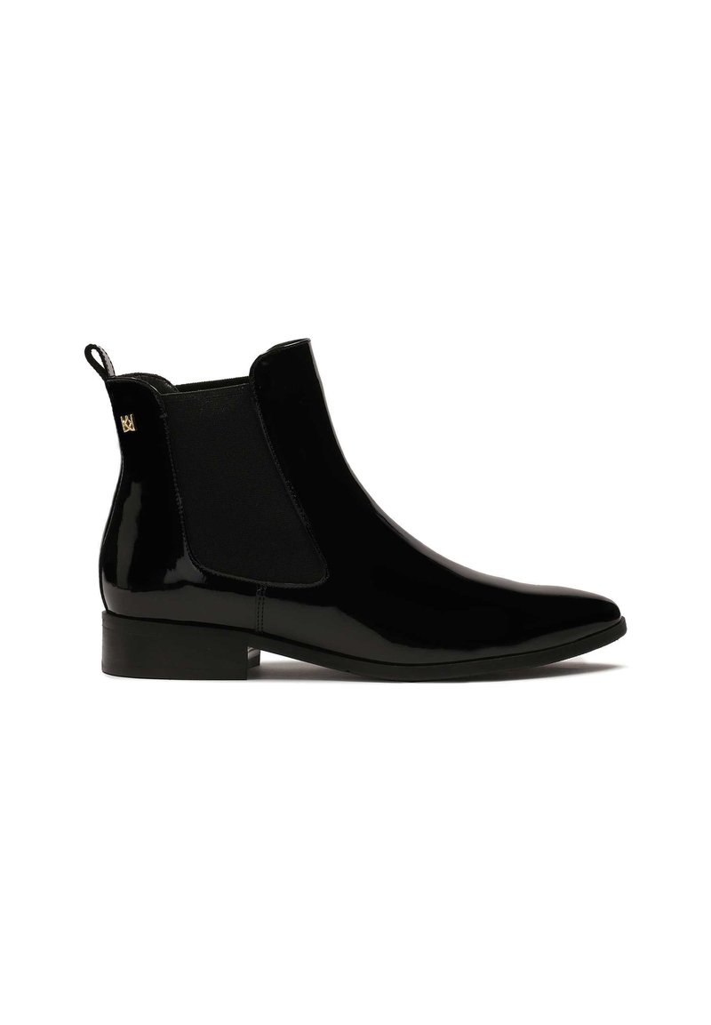 Botas Chelsea de charol negro con paneles laterales elásticos, punta afilada, tacón bajo y un tirador para facilitar su uso. Acento dorado en el tacón.