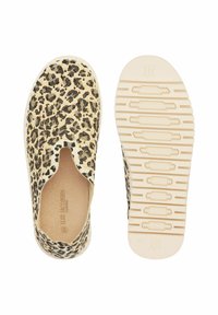 Animal print instapschoenen met een beige bovenkant van stof, elastische zijkanten en een witte rubberen zool met een gestructureerd looppatroon. Klassiek en casual ontwerp.