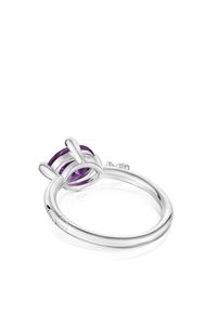 Srebrny pierścionek z wyraźnym fioletowym kamieniem szlachetnym o okrągłym szlifie, z gładką obrączką. Projekt obejmuje podwójny szyna i polerowane wykończenie.