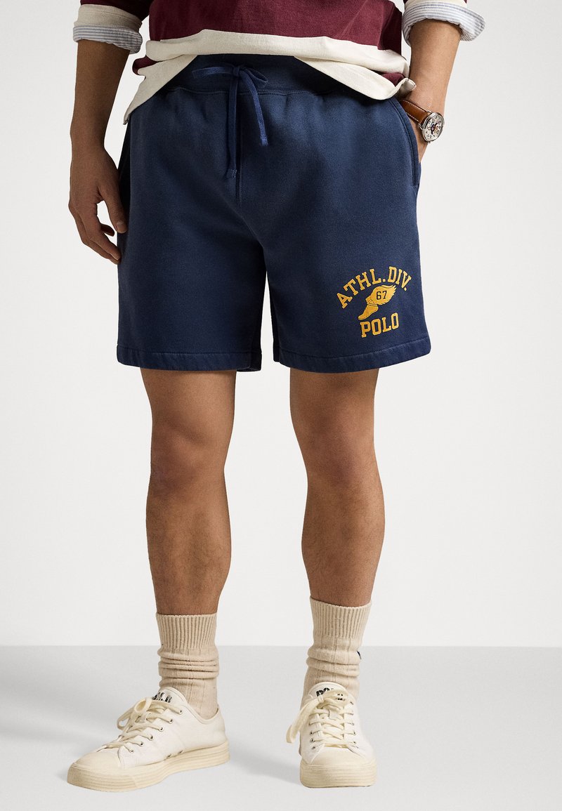Polo Ralph Lauren - 7.5-Inch Fleece Graphic Short - Joggebukse - rustic navy, Forstørre