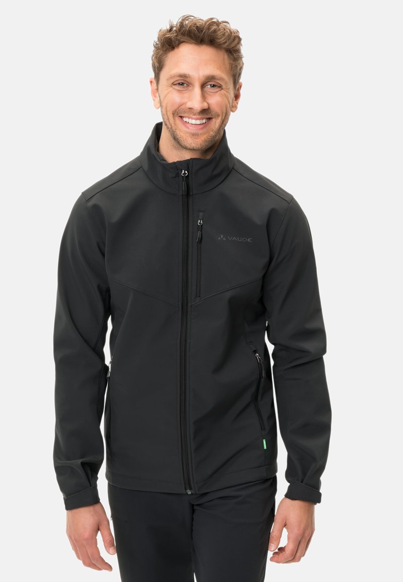 Čierna softshell bunda s vysokým golierom, predným zipsom a bočnými vreckami. Obsahuje logo na hrudi. Textúrovaná, vodoodolná tkanina.