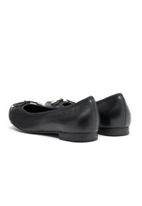 Czarne baleriny ze skóry z zaokrąglonym noskiem, małym obcasem i dekoracyjnymi metalowymi ozdobami z przodu. Gładka faktura i dopasowany design.