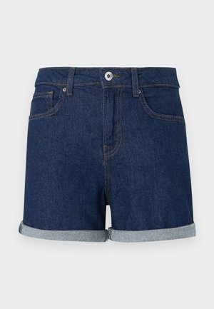 Sötétkék farmer rövidnadrágok hajtott szegéllyel, elülső gombos és cipzáras záródással, valamint elülső zsebekkel egy egyszínű háttéren.