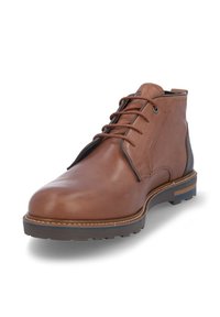 Botín de cuero marrón hasta el tobillo con puntera redondeada, diseño de cordones, panel de tacón oscuro en contraste y suela de goma texturizada con un sutil detalle de raya.