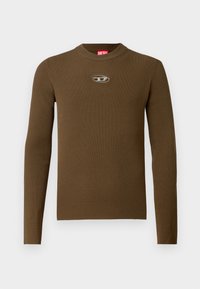 Braunes, geripptes Langarmshirt mit Rundhalsausschnitt und einem Logopatch auf der Brust. Die Textur ist glatt und figurbetont, gefertigt aus dehnbarem Material.